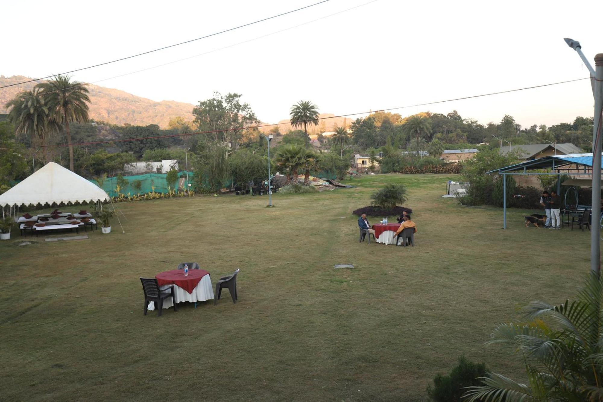 Far Out Field Resort Mount Abu Monte Abu Exterior foto